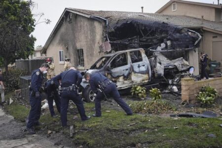 Latest news: USA: Small plane crashes into residential area in San Diego | blue News – blue News