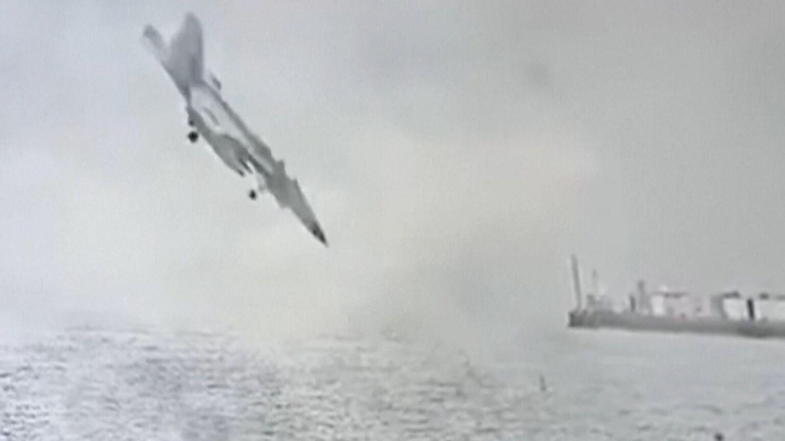 Fighter jet crashes into San Diego Harbor, 2 pilots rescued: Fire officials – ABC News