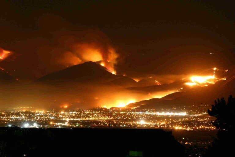 Fires roar in San Diego County – CBS News