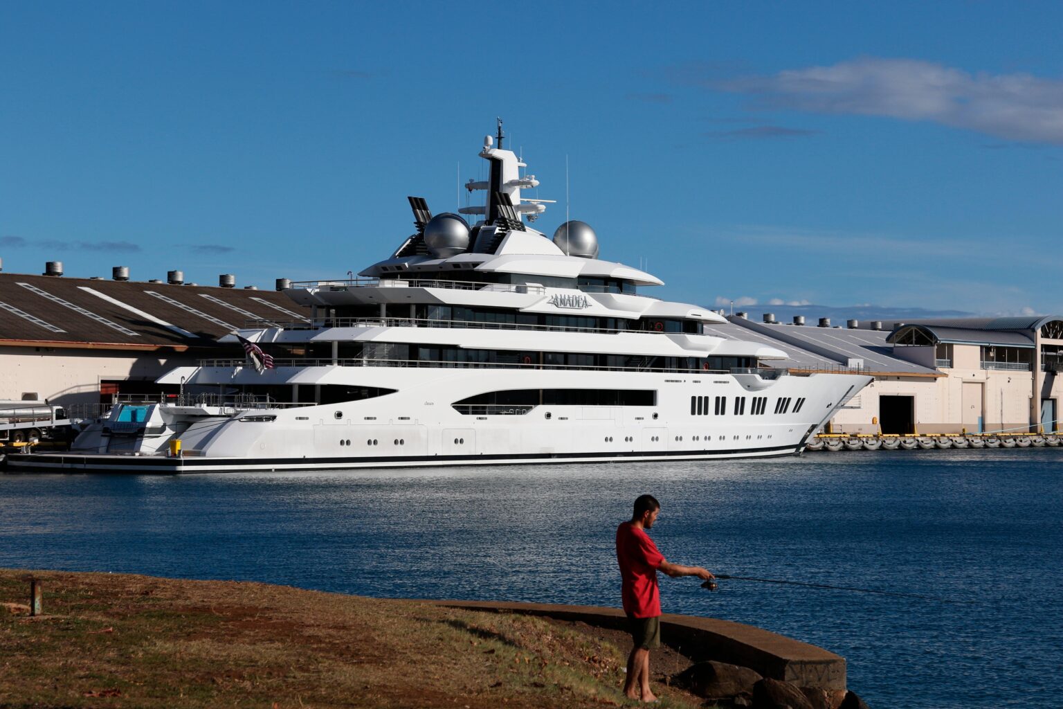 $325M Superyacht Connected to Russian Oligarch Makes Stunning Arrival in San Diego Bay Flying U.S. Flag Seized $325M superyacht linked to Russian oligarch arrives in San Diego Bay flying U.S. flag – Axios